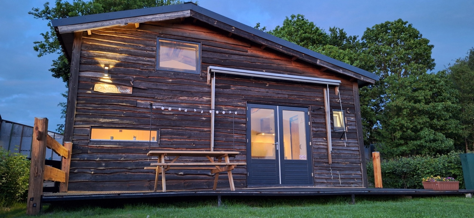 Das Haus am Abend mit Beleuchtung