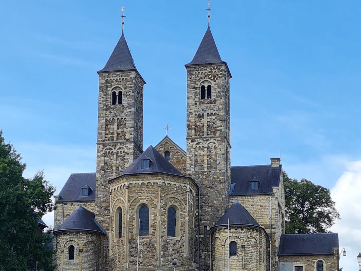 Die romanische Basilika von Sint Odiliënberg mit ihren zwei Türmen