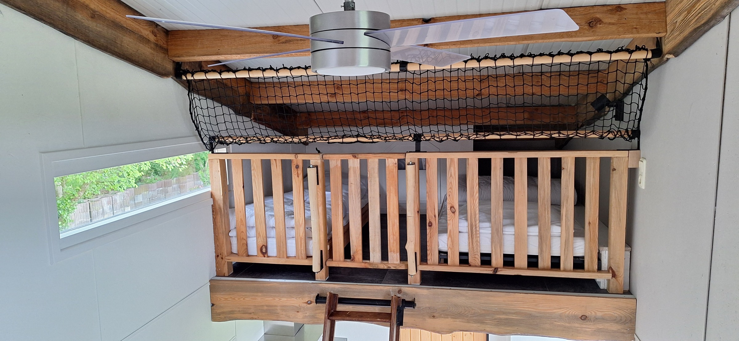 Das Kindernest: Schlafempore mit Holzgeländer, Fangnetz und Leiter