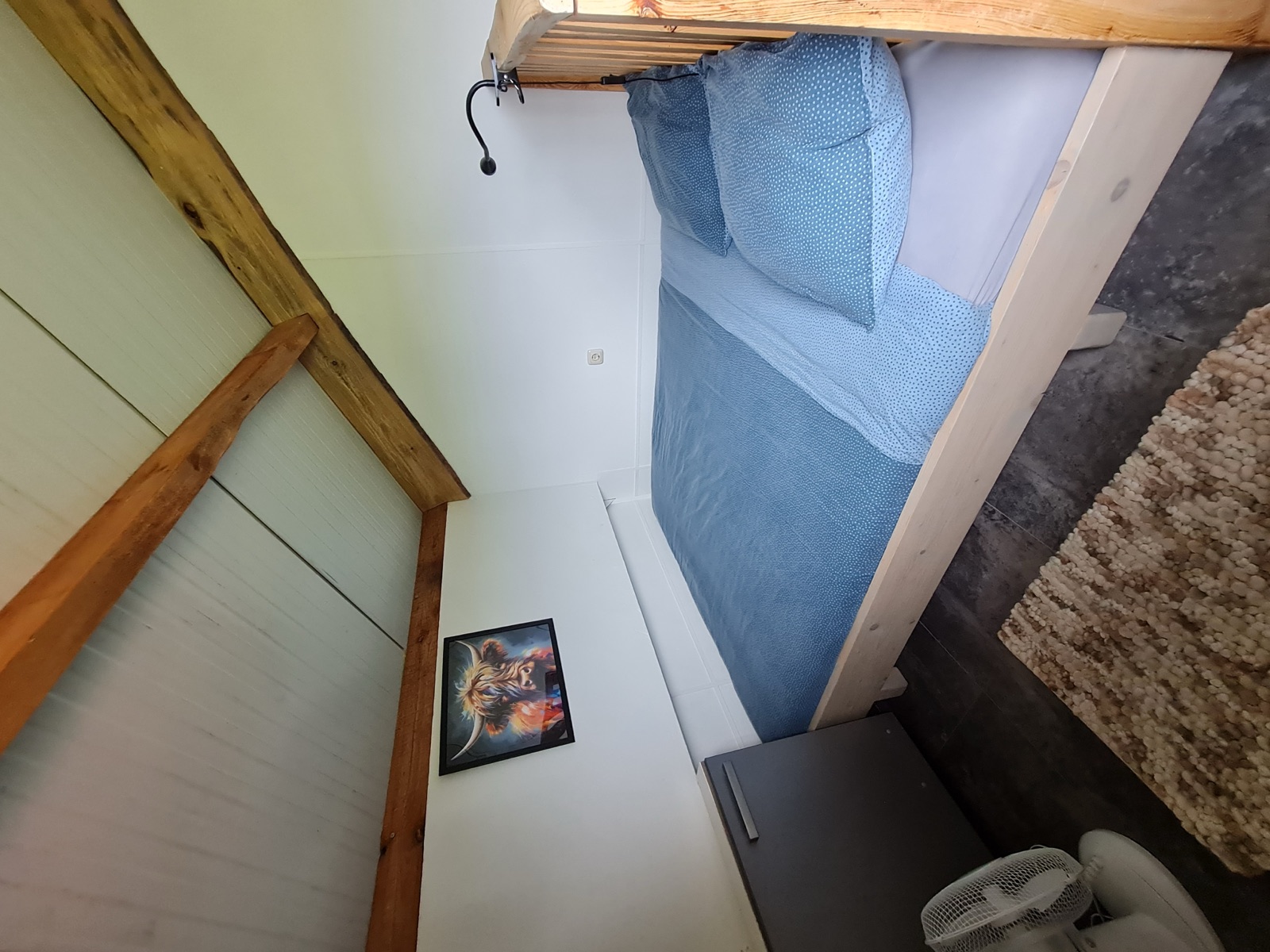 Doppelbett unter dem Schrägdach