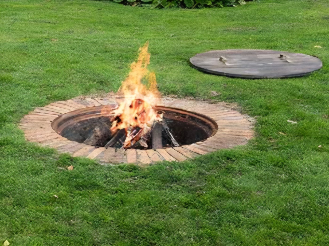 Feuerstelle im Gras