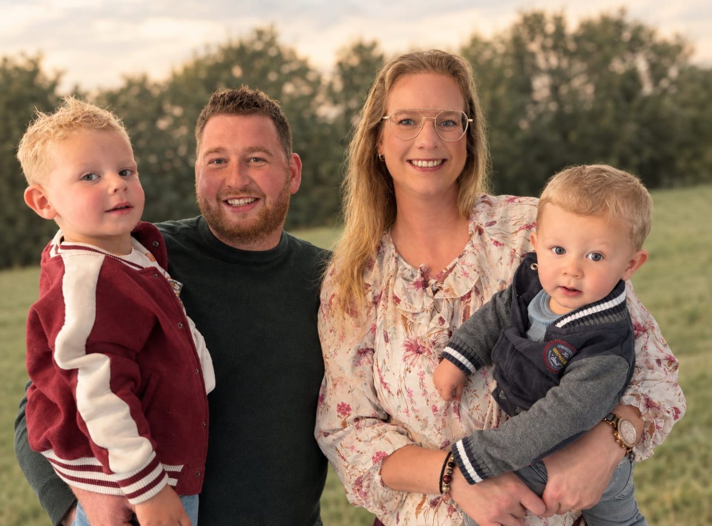 Valentijn und Marissa mit Mayson und Evan auf der Weide