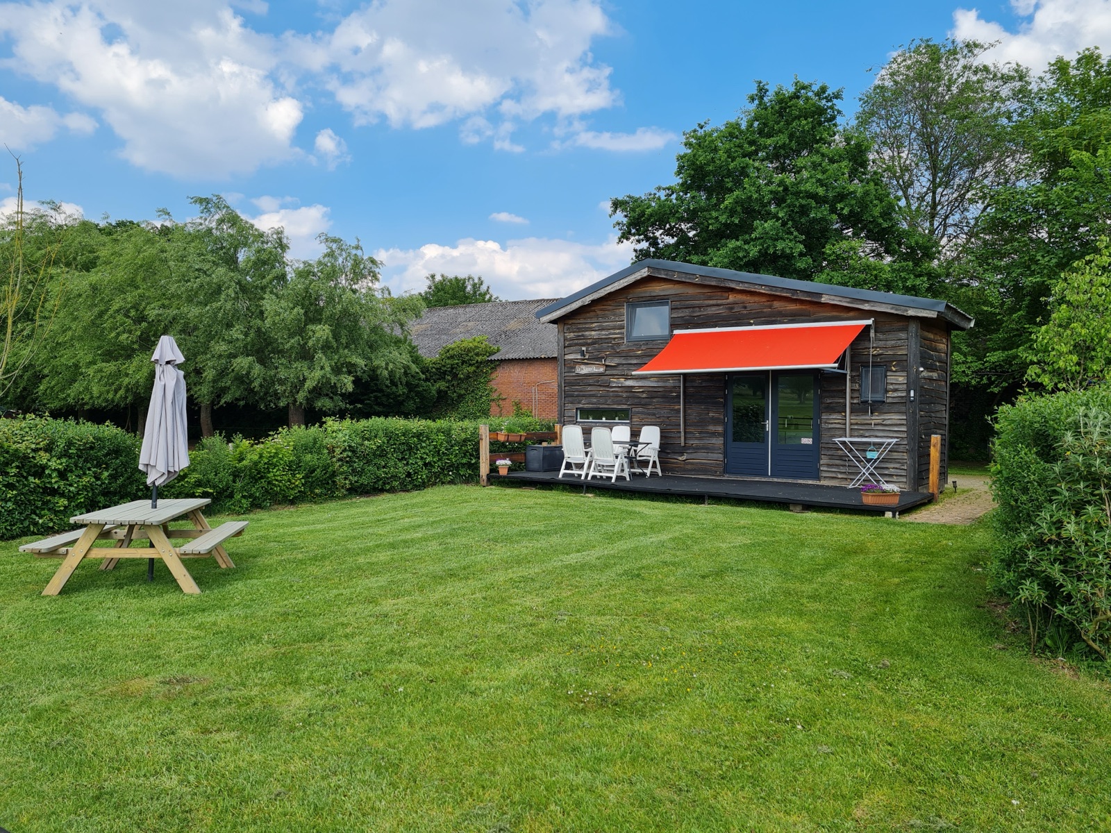 Das Tiny House mit eigener Wiese und Picknicktisch