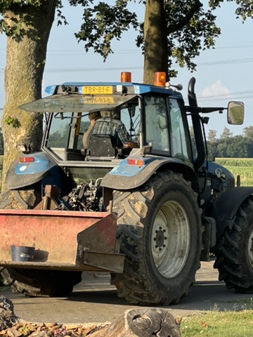 Opa Henk auf dem Traktor