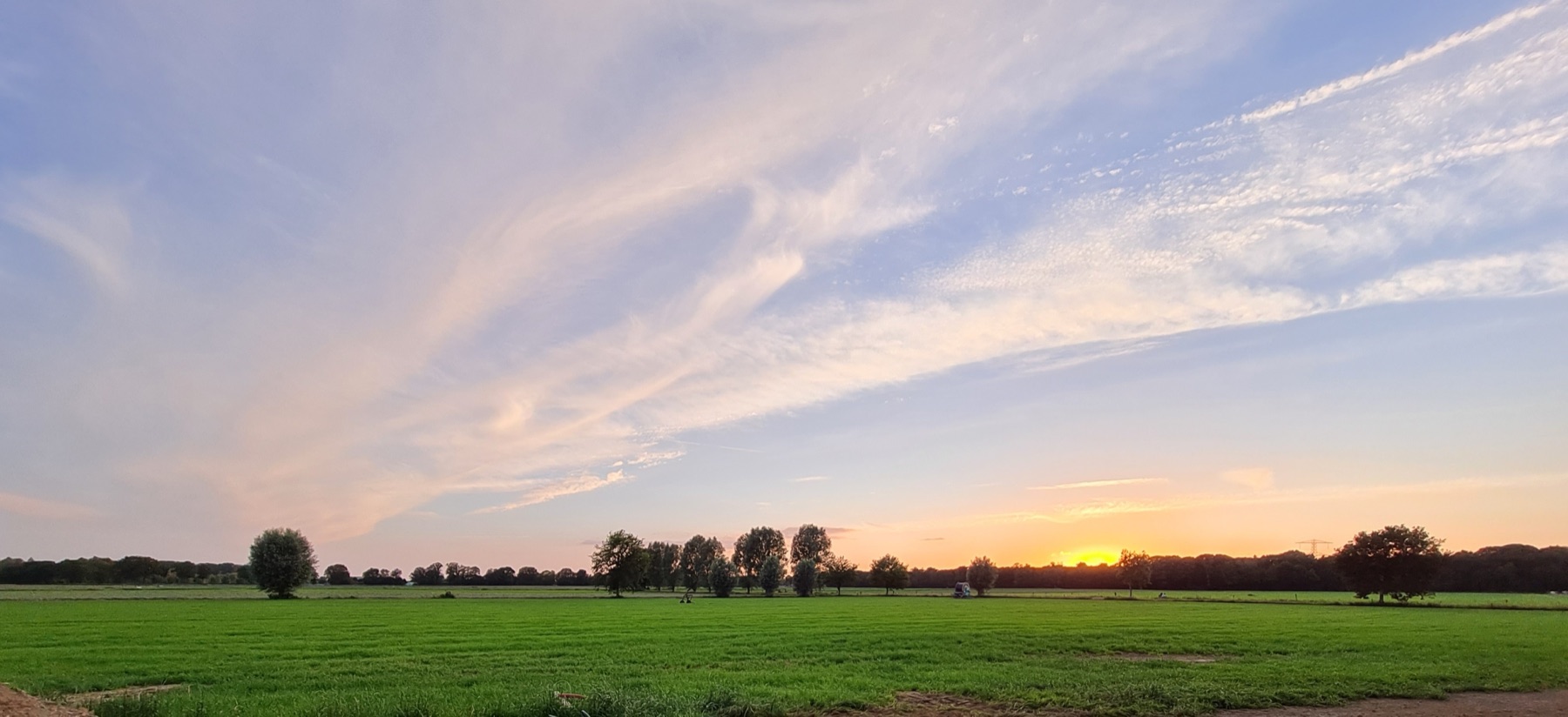 Sonnenuntergang über den Feldern